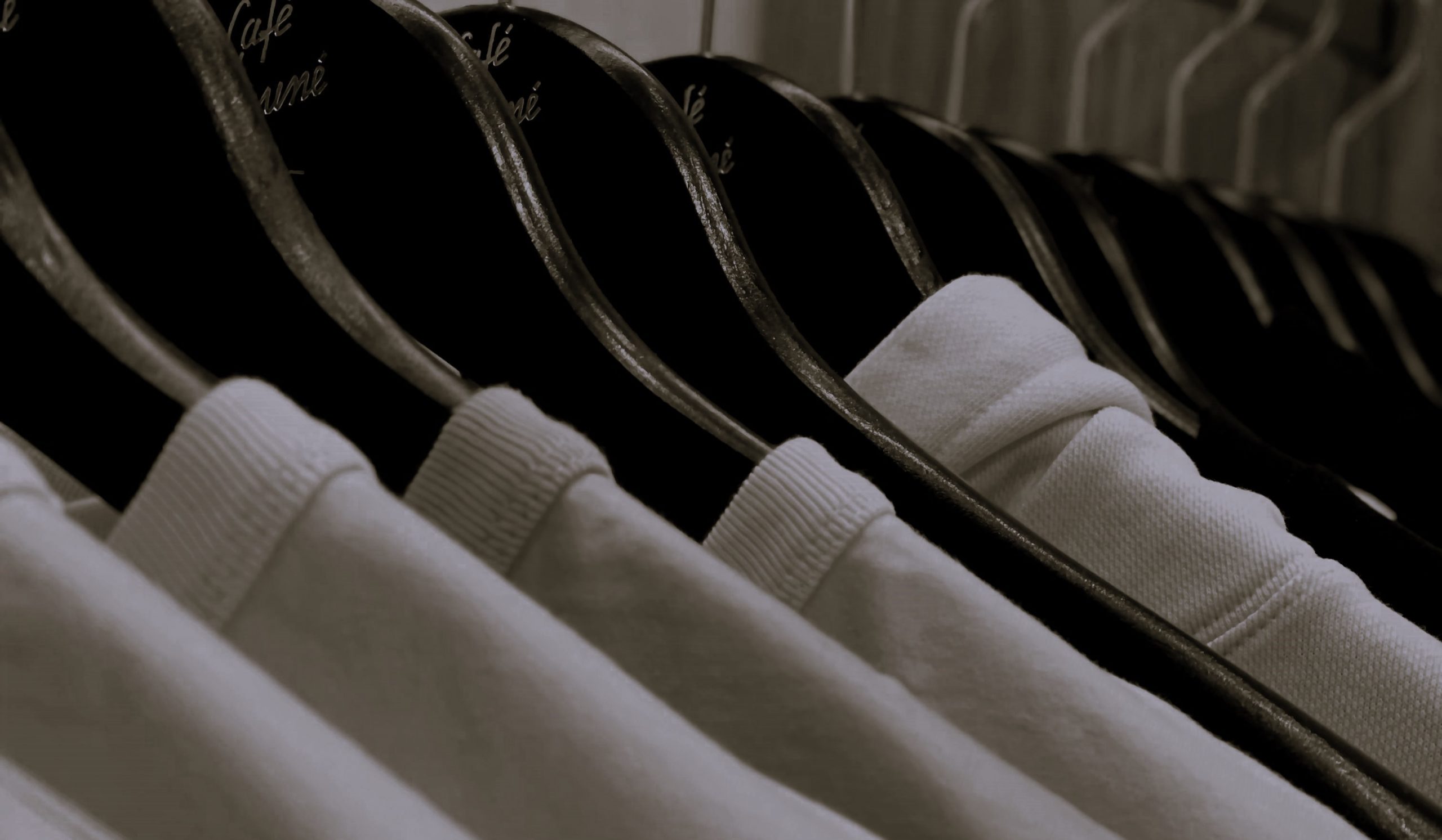 free-photo-of-kleider-reihe-hangen-auswahl